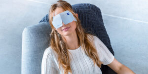 A woman wears ZEISS Warm Eye Mask to improve dry eye and the related symptoms.